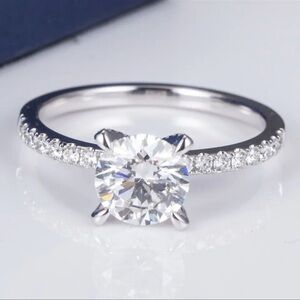 18kt white gold ring in 4 prongs set diamond